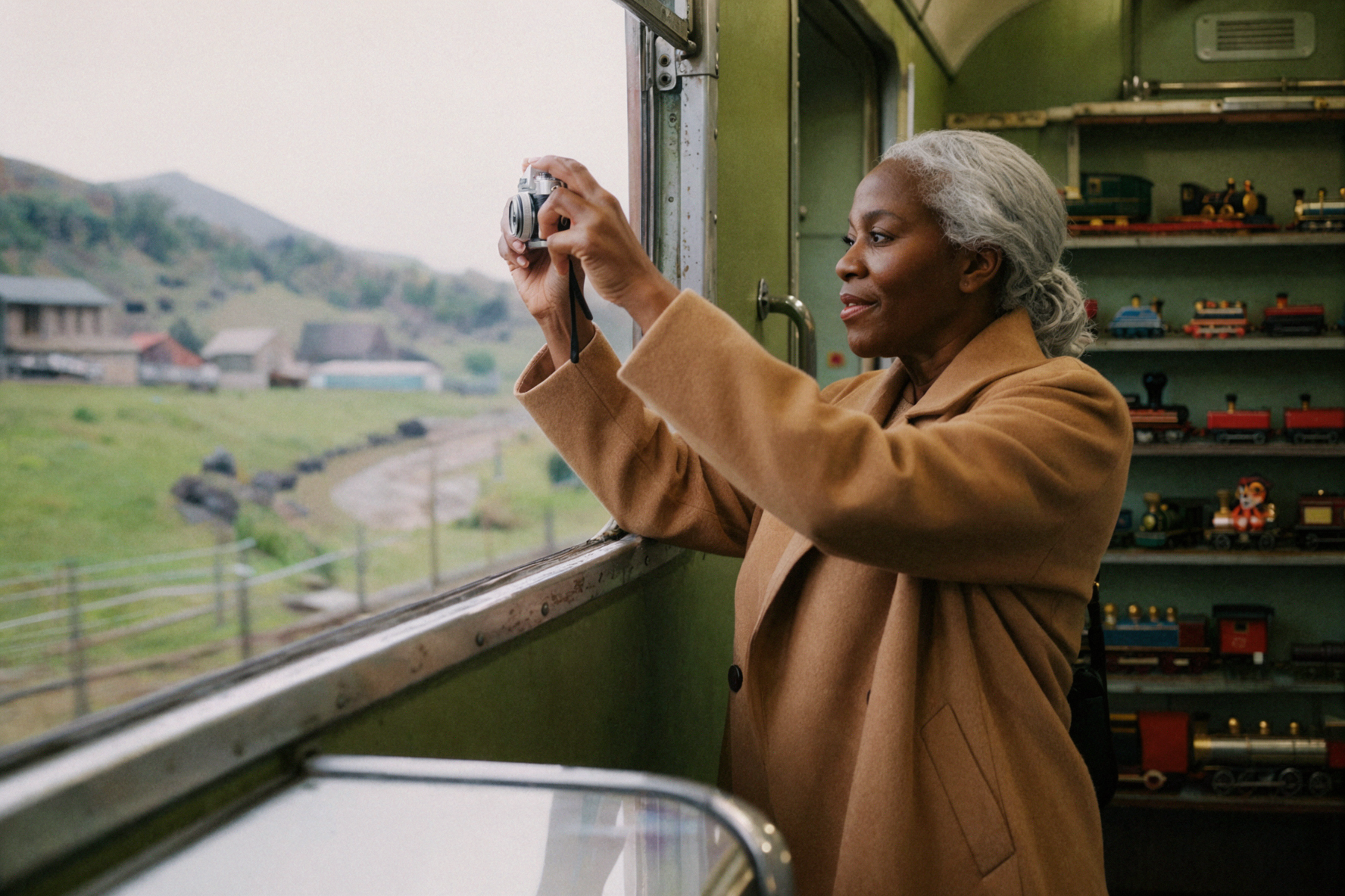 Voyageuse africaine aux cheveux argentés · Portrait à la fenêtre de montagne · Négatif couleur — AI image creation