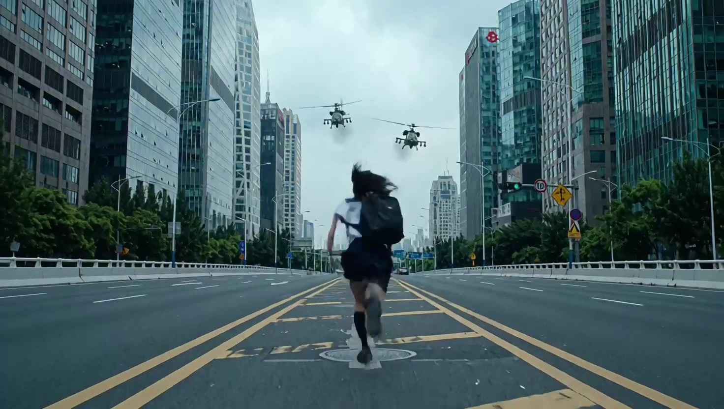少女能量盾反击直升机 — AI video creation