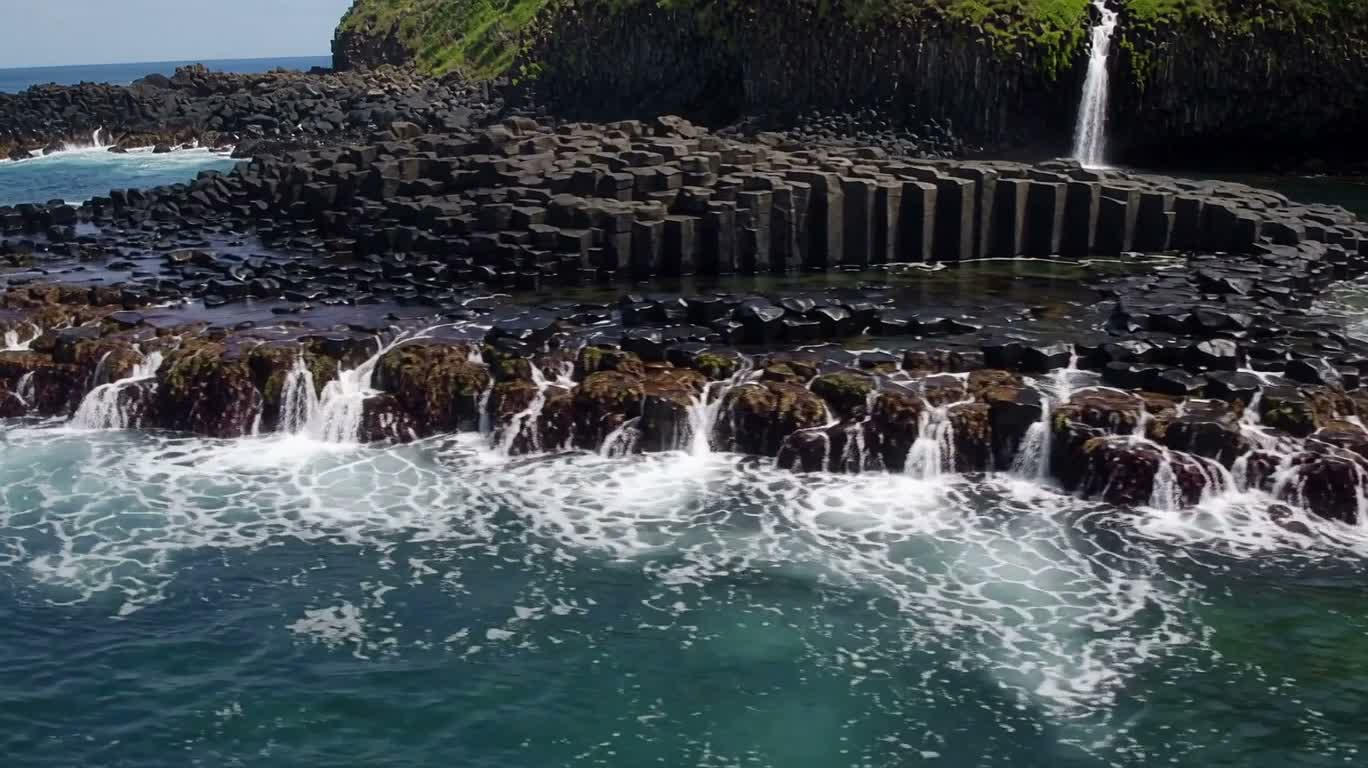 火山海岸的潮汐光影