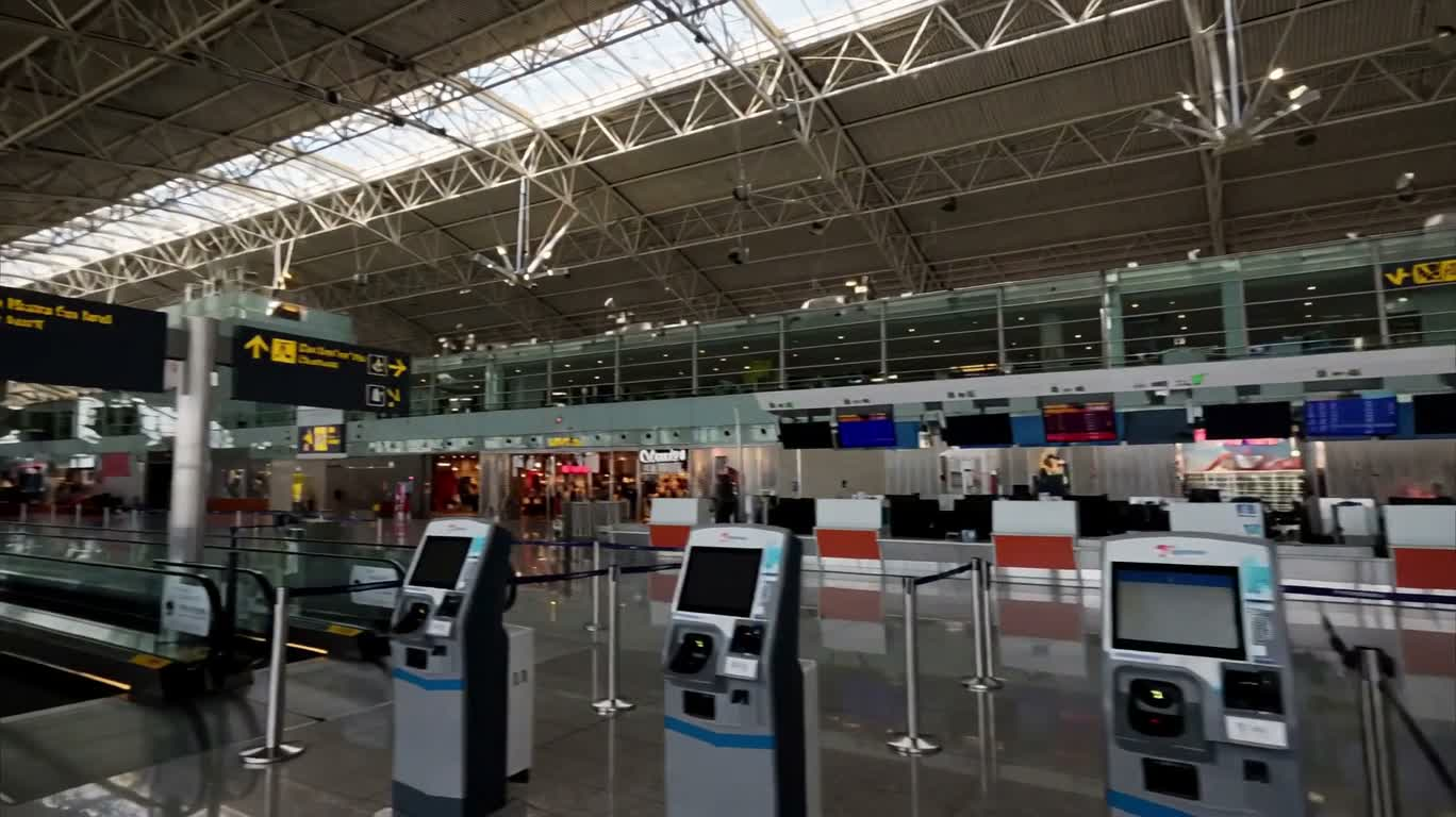 돔 아래의 공항 복도
