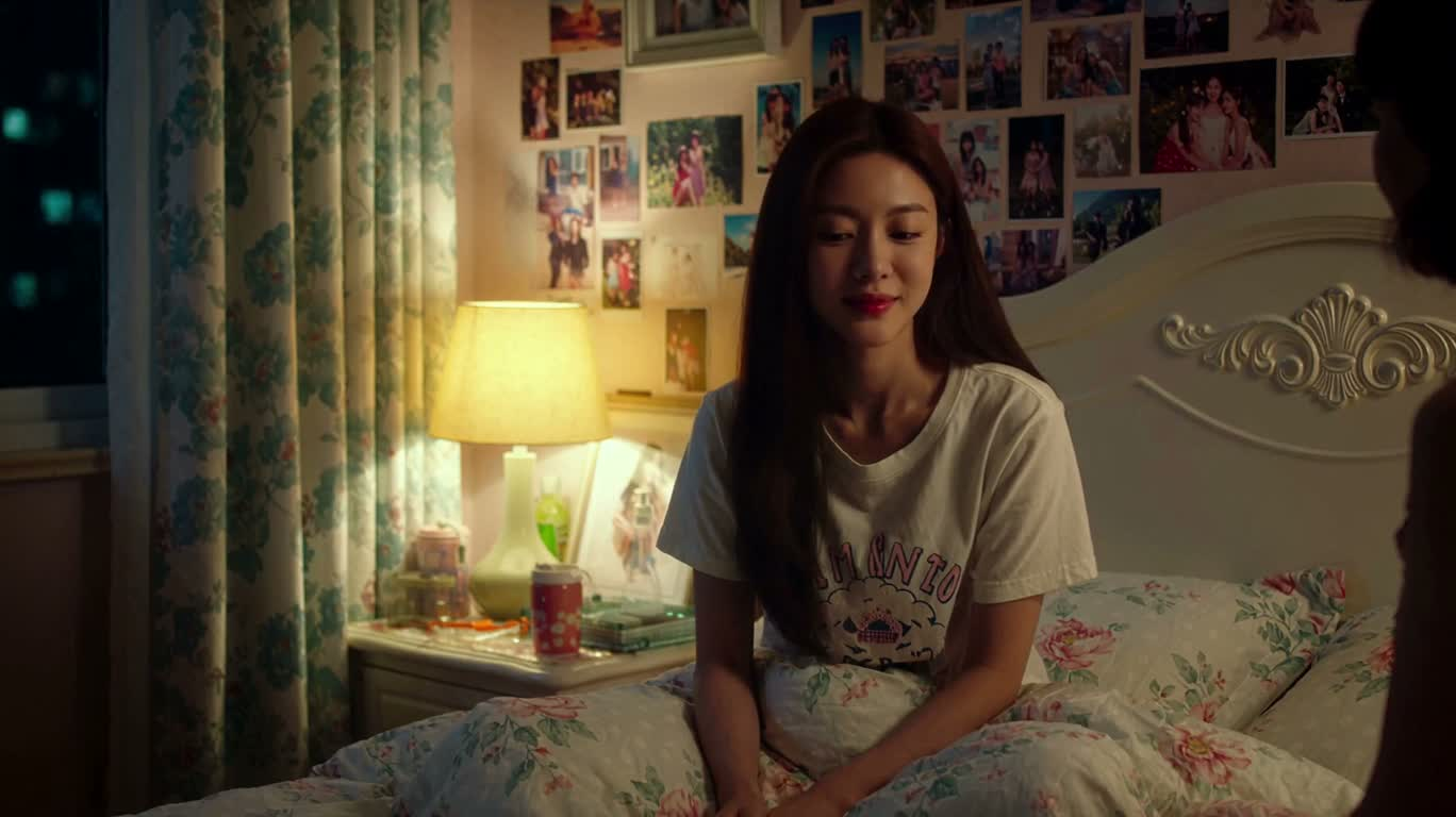 暖灯卧室里的母女谈心