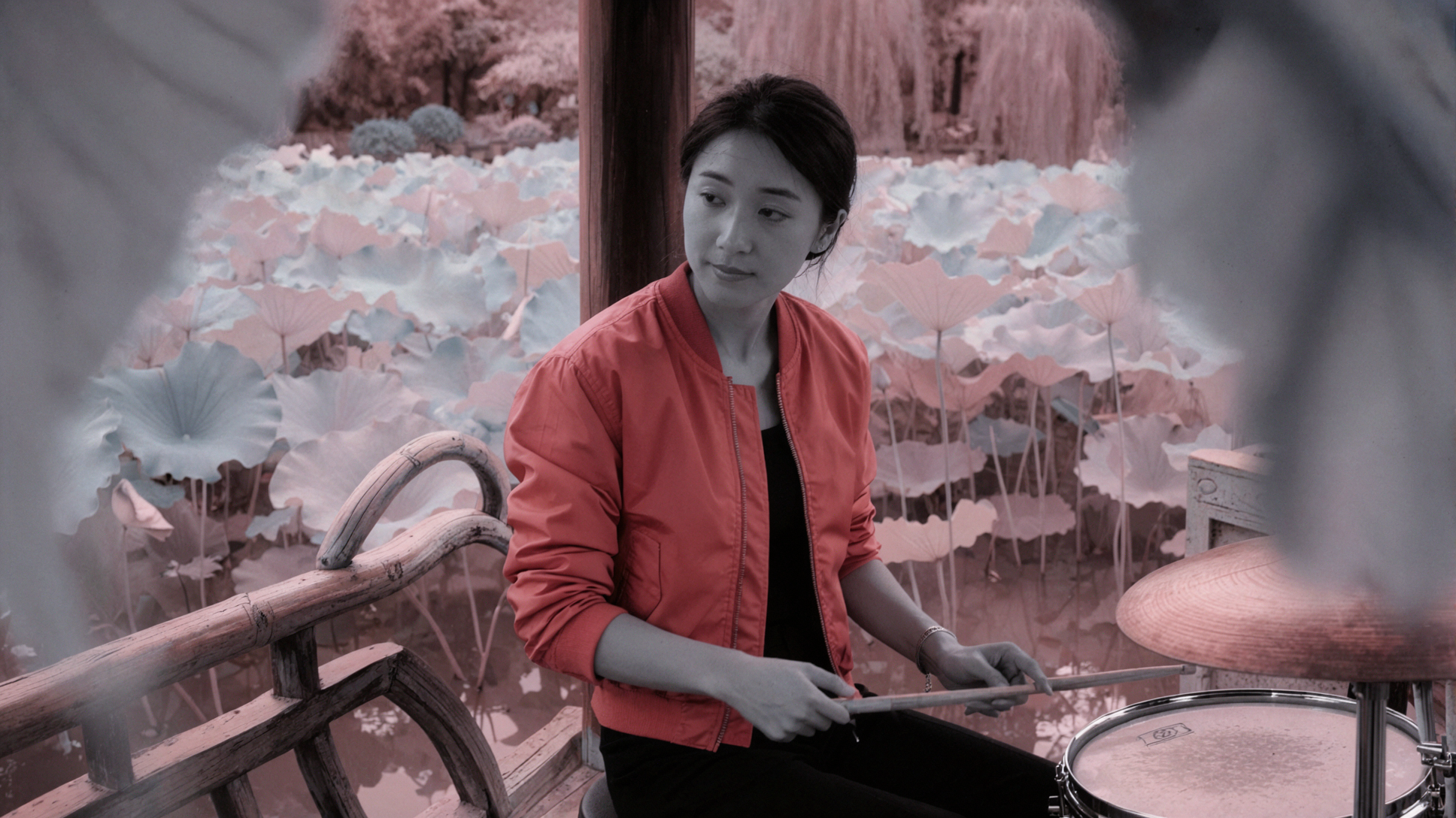 成年东亚女性鼓手 · 红外假色