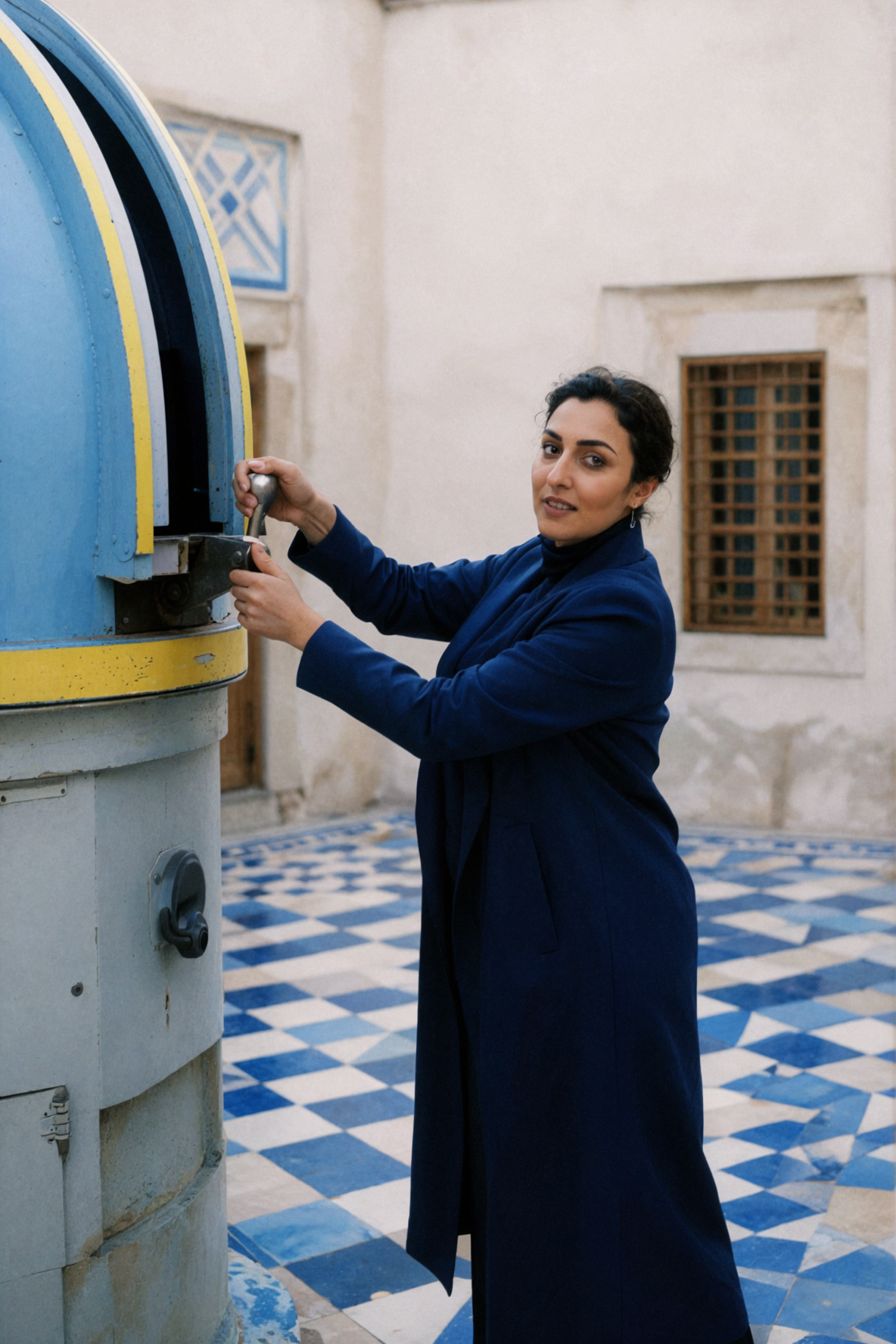 Femme astronome du Moyen-Orient · Ouverture du dôme · Négatif couleur