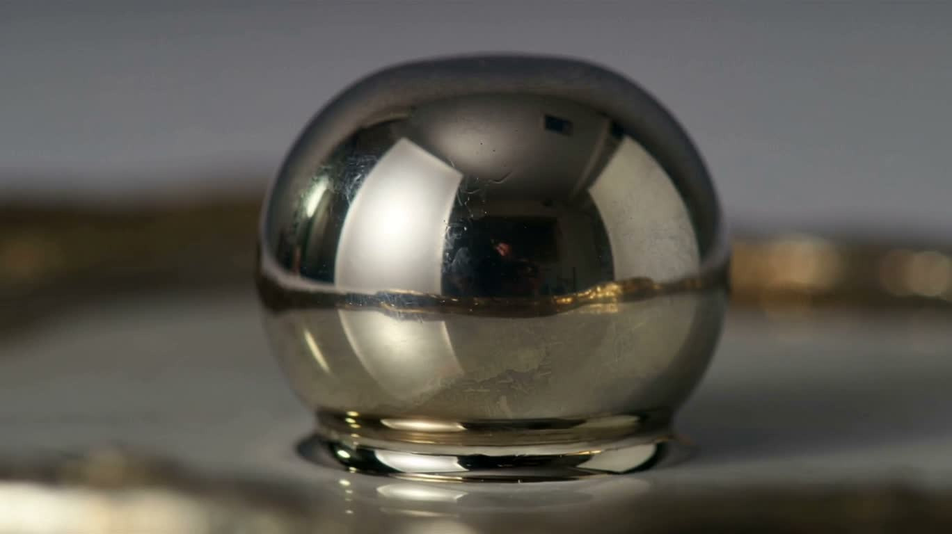 Miroir liquide — AI video creation
