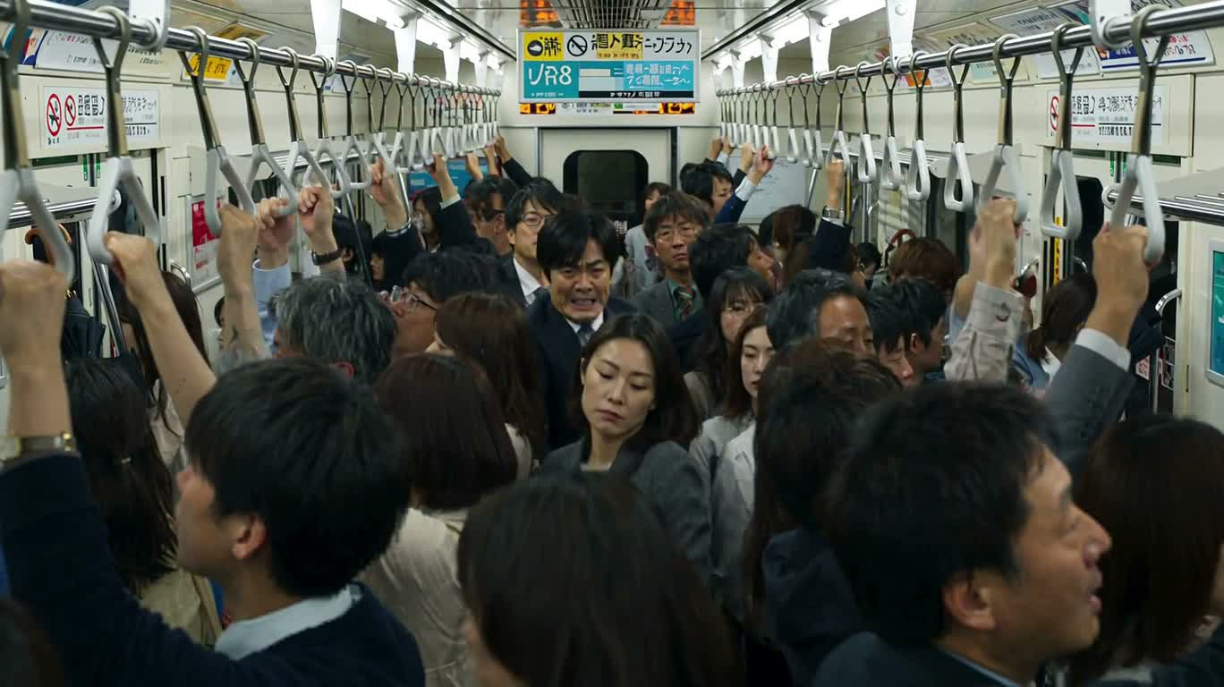 拥挤地铁中的袖珍通勤者 — AI video creation