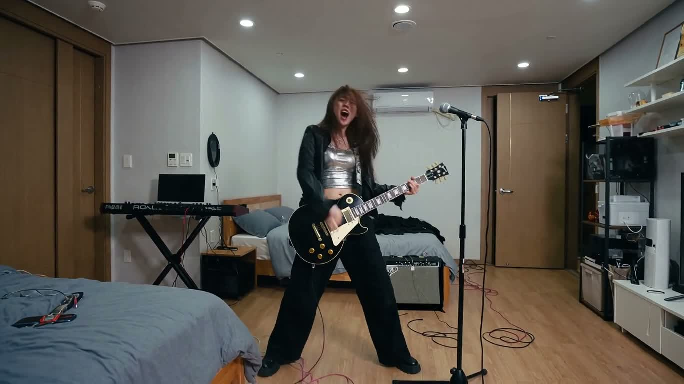 卧室里的高能摇滚女主角 — AI video creation