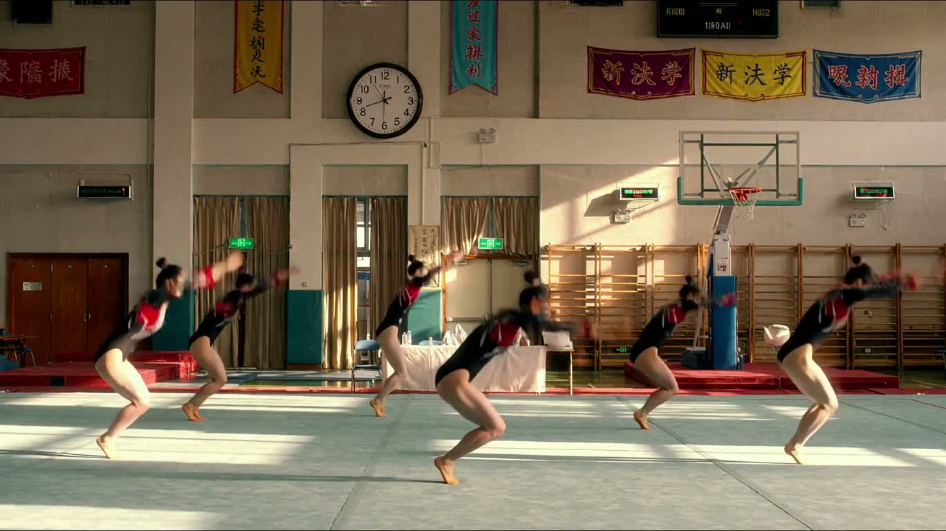 Gymnastique synchronisée au gymnase ensoleillé — AI video creation