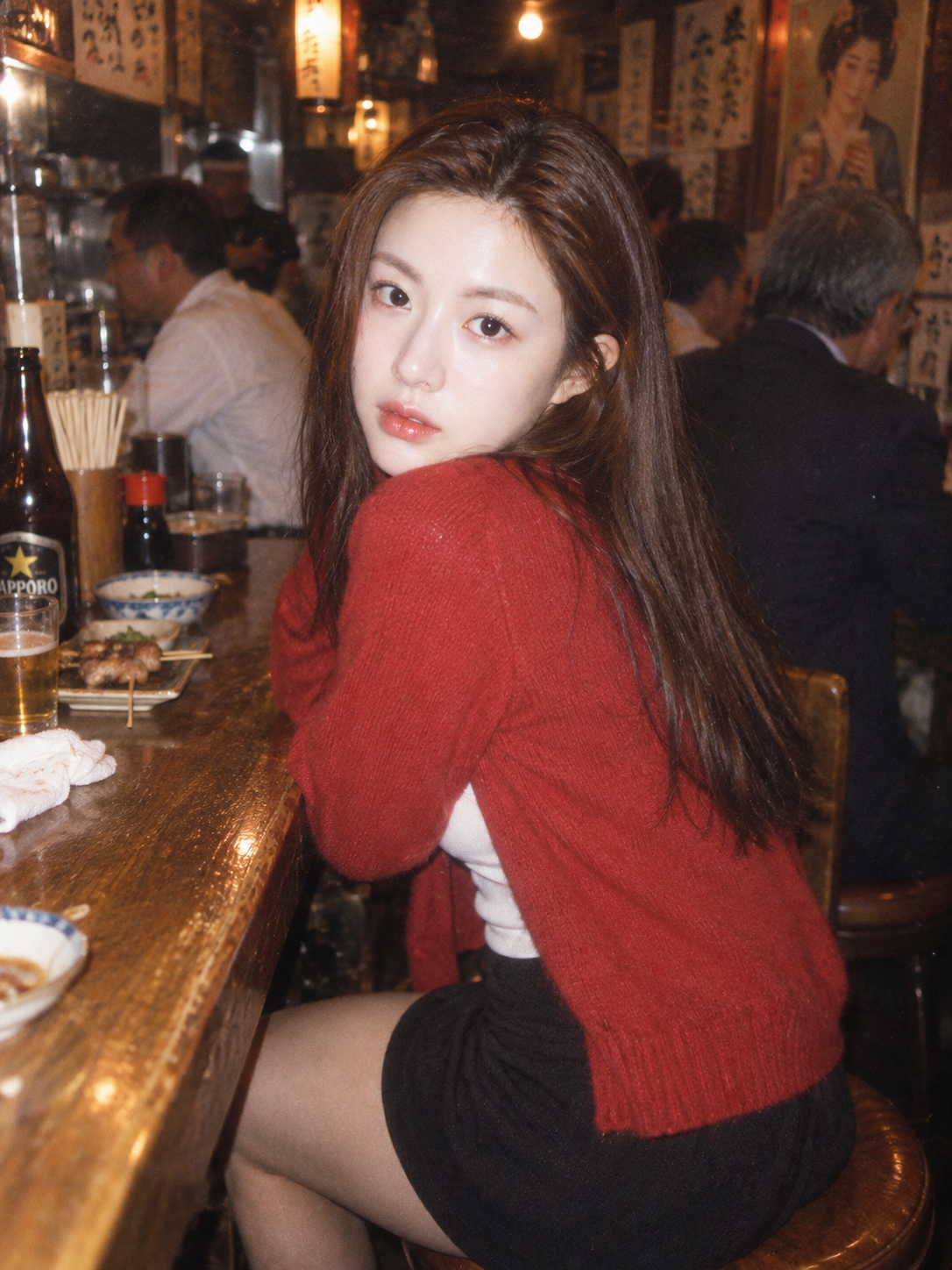 90 年代一次性相机风格居酒屋成年女性人像 — AI image creation