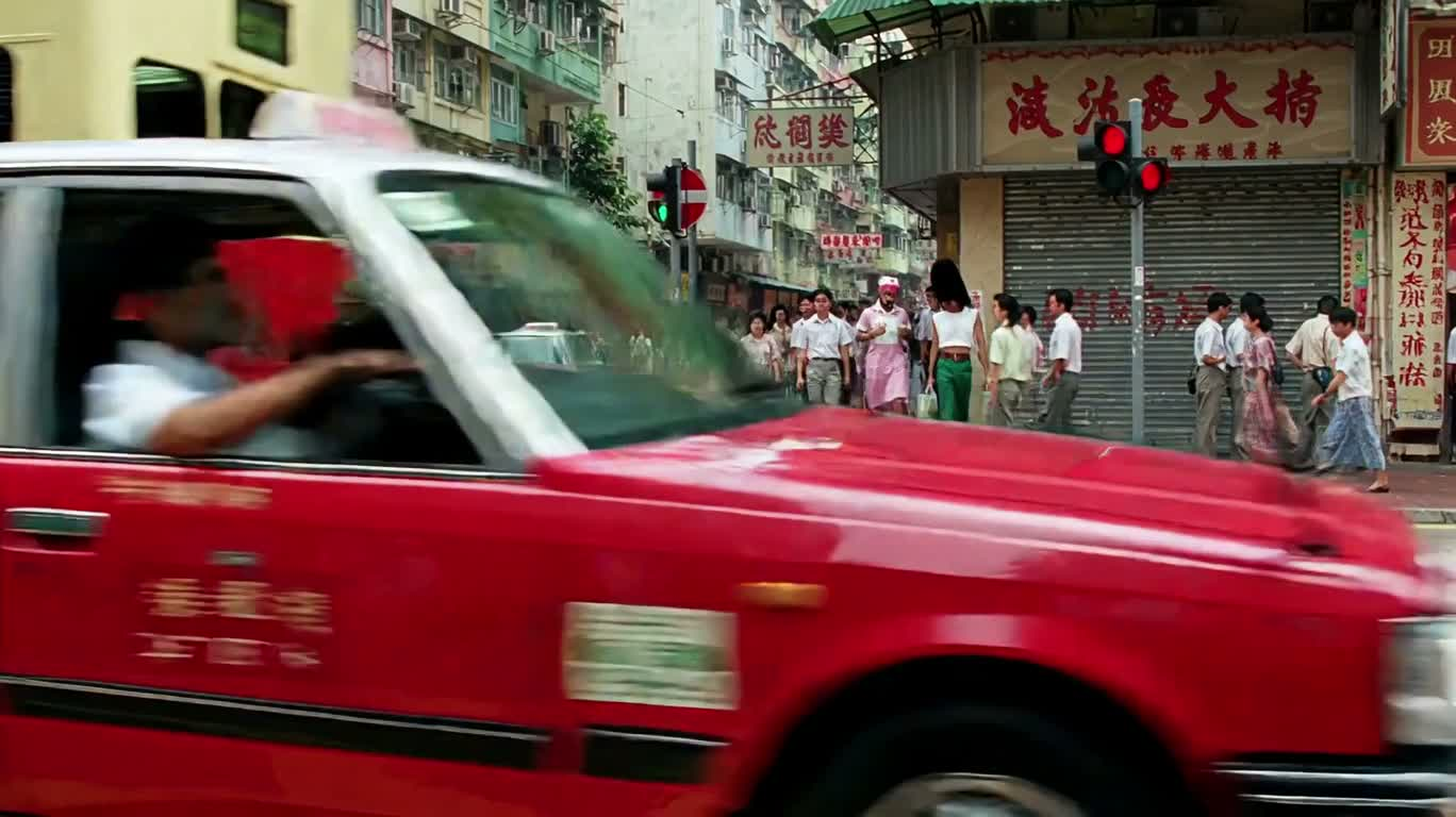 香港街头的奇异日常 — AI video creation