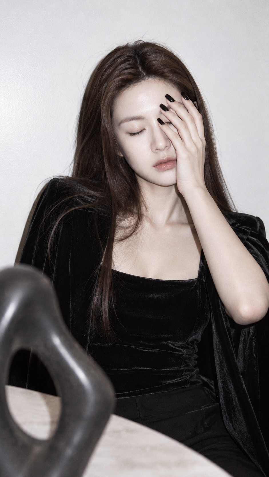 黑色天鹅绒与直闪光下的成年女性优雅人像 — AI image creation