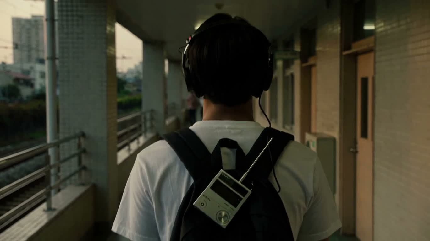 Dạo bước hành lang cùng Walkman cổ điển — AI video creation