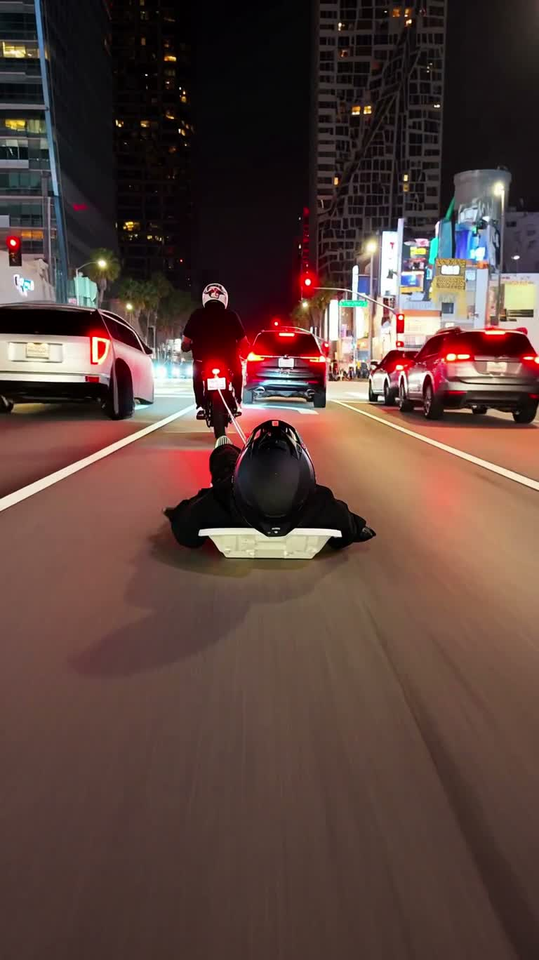 洛杉矶夜街滑板拖行 — AI video creation