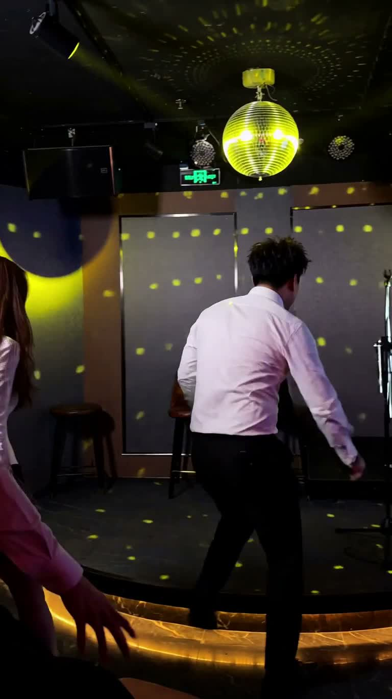 어둑한 노래방 무대 위의 통제 불능 합창
