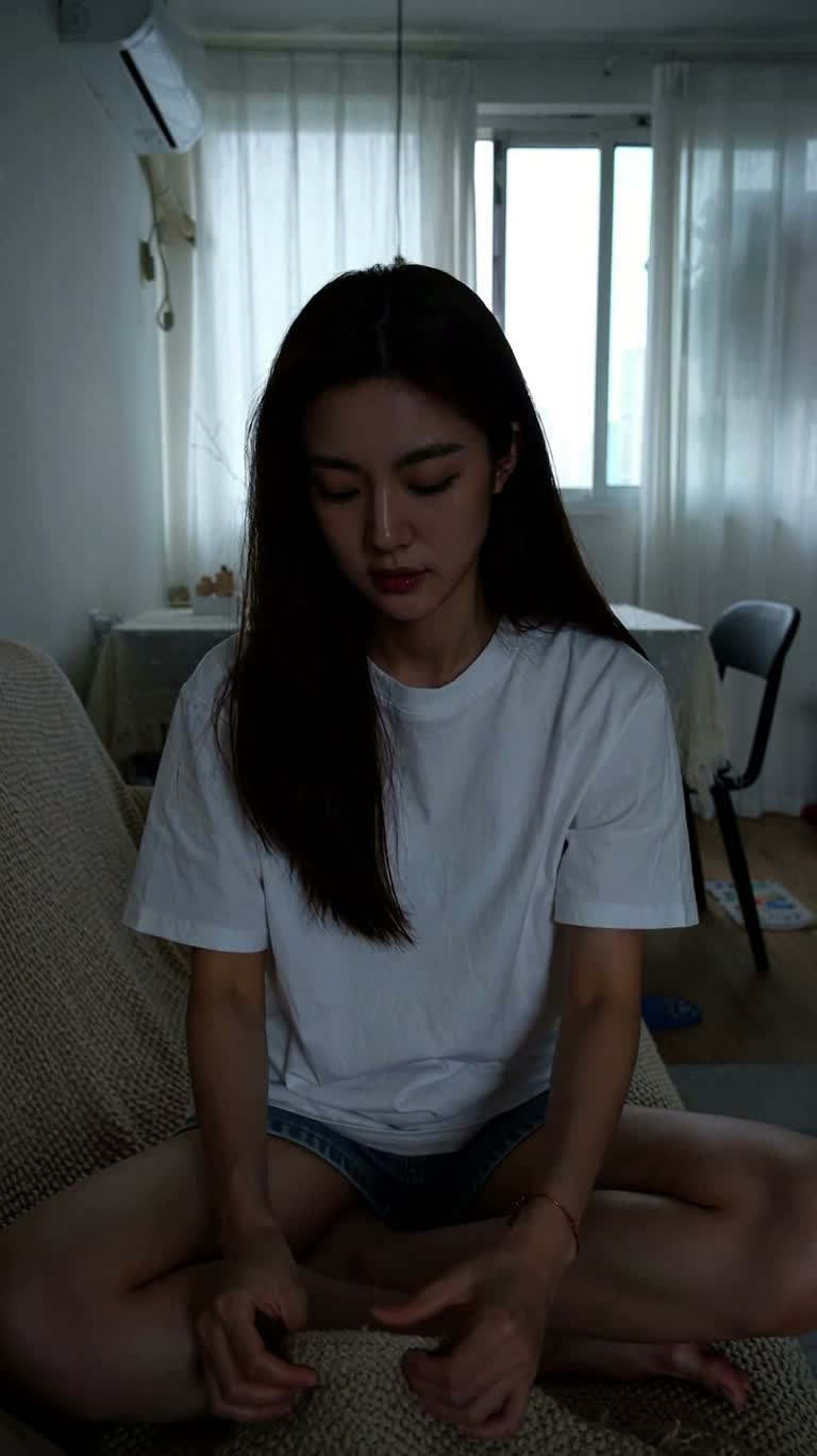 靠枕后的偷笑时光 — AI video creation
