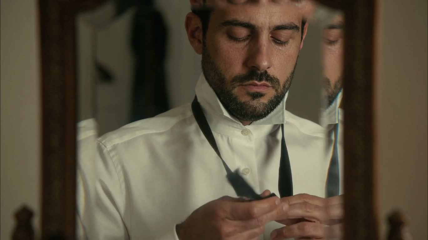 Nouer un nœud papillon devant le miroir — AI video creation