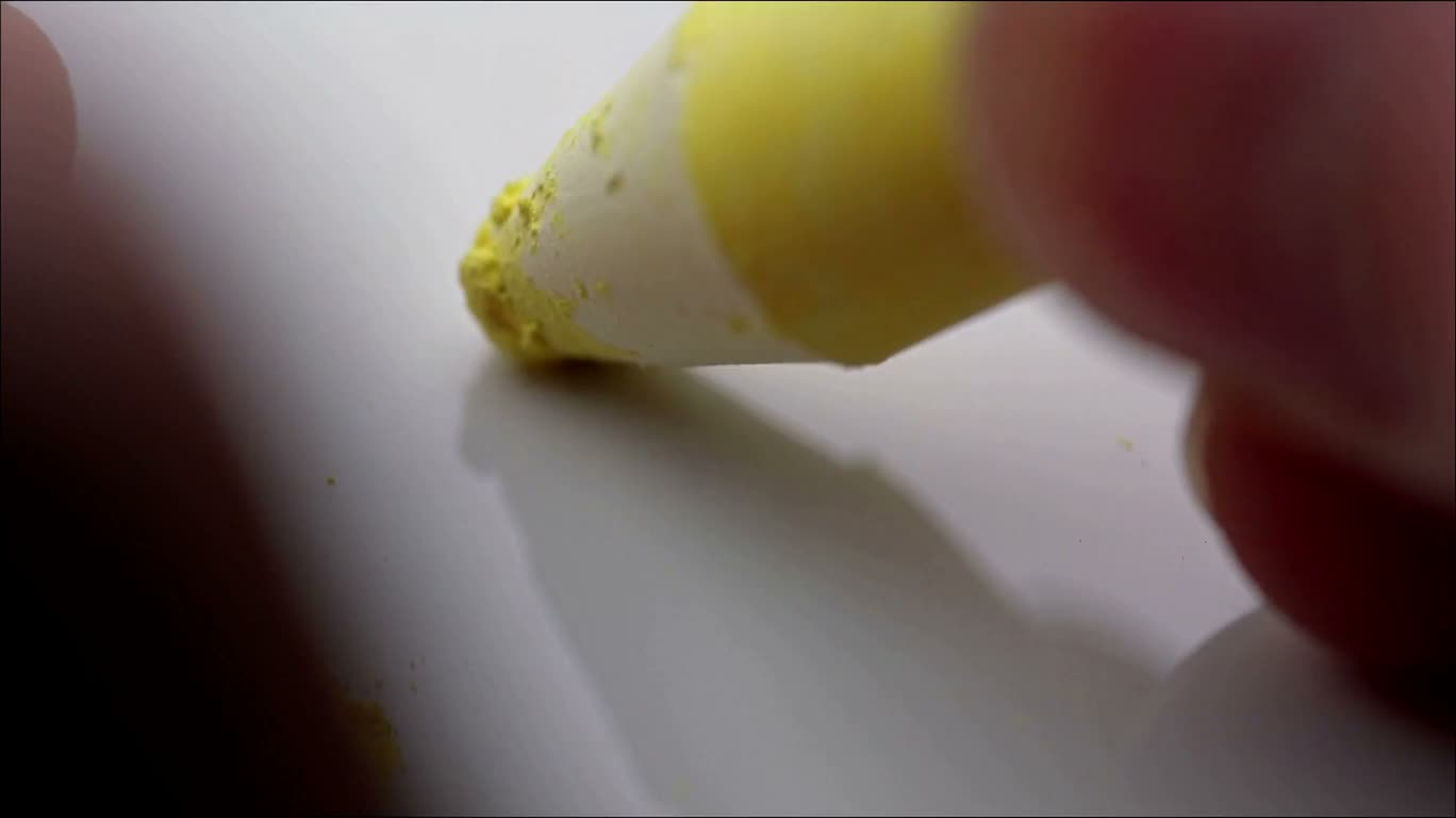 Interaction d'écriture entre craie jaune et panneau de porcelaine — AI video creation