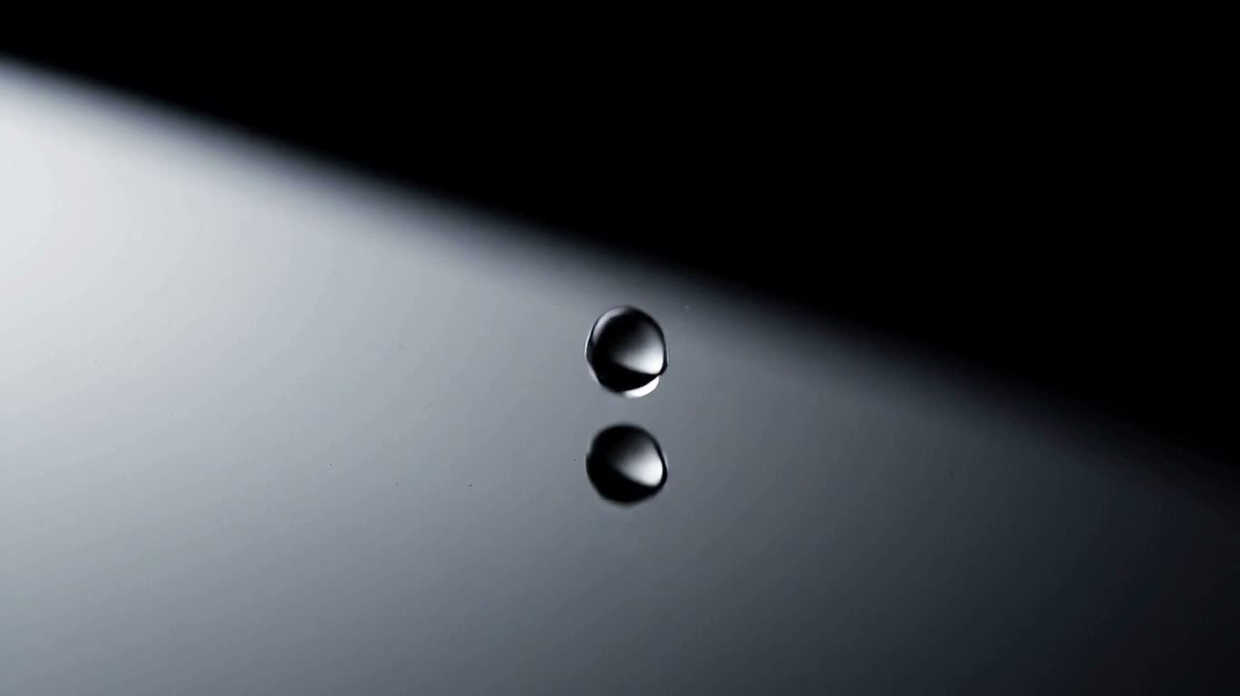 黑色水面上的一滴水 — AI video creation