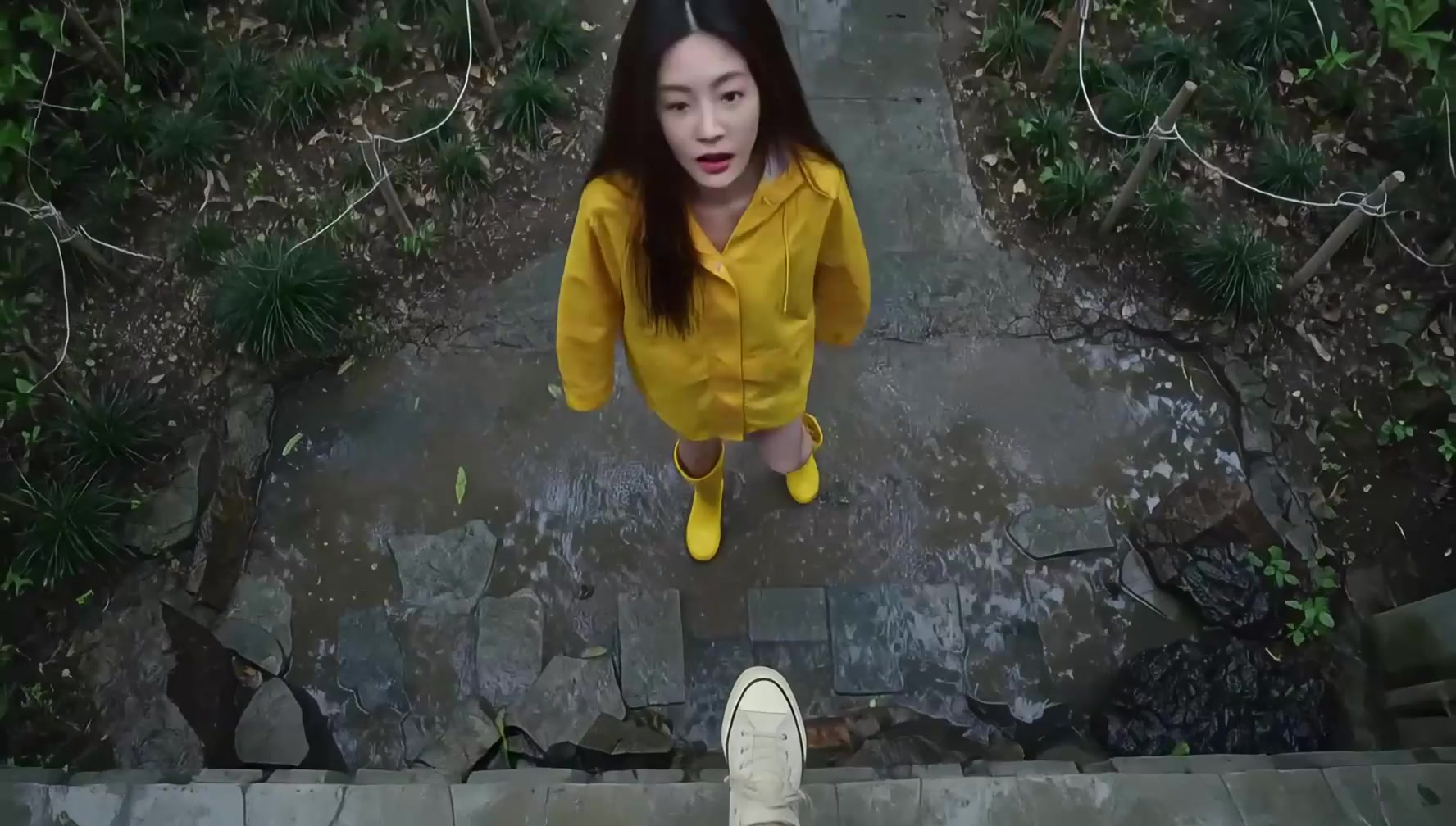 男友视角·雨靴溅湿鞋尖 — AI video creation