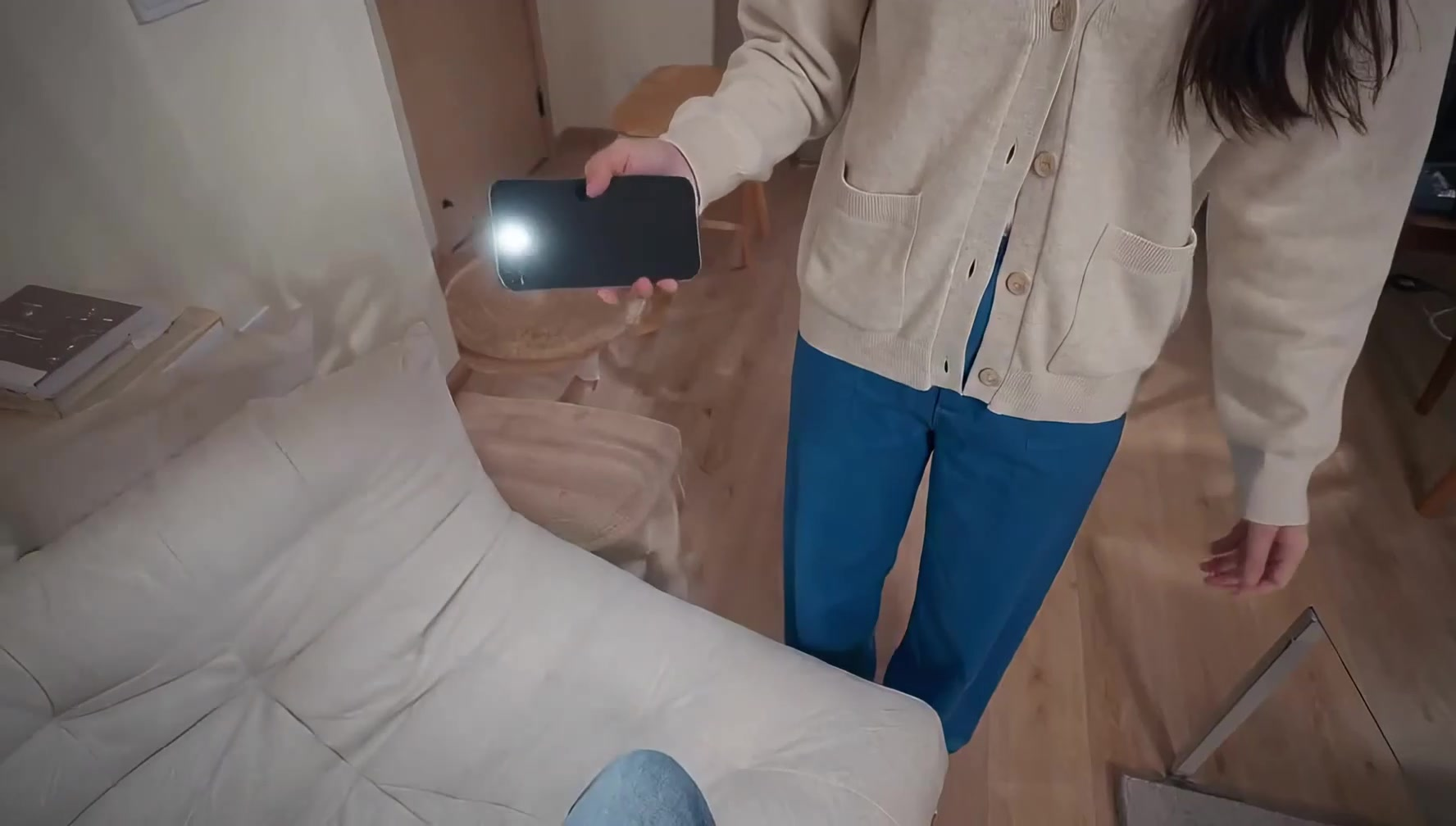 男友视角·拿手机手电找手机