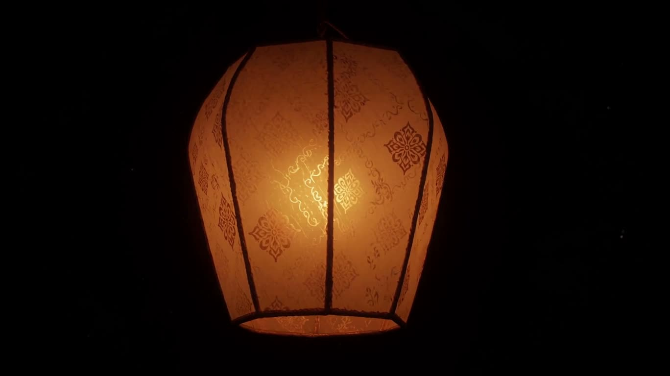 異世界の夜空に浮かぶ琥珀の灯籠