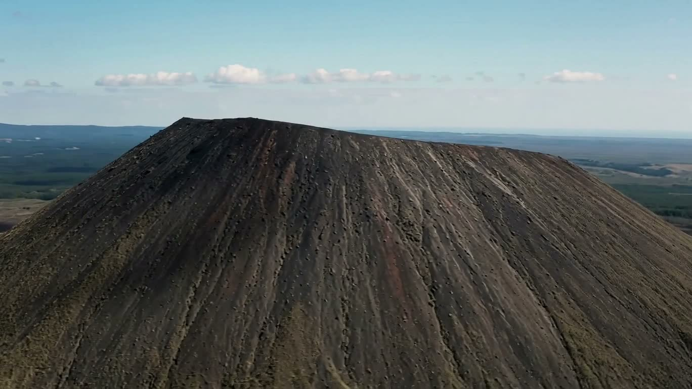 沉寂火山与辽阔荒原 — AI video creation