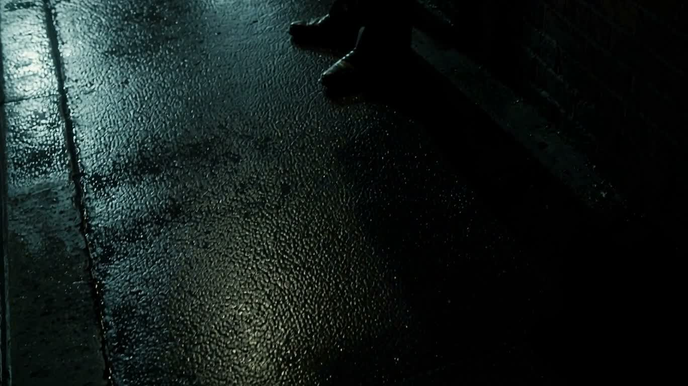 Transaction secrète à l'entrée de la ruelle sous la pluie — AI video creation