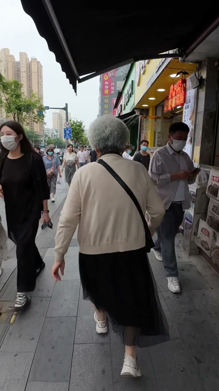 街头老人制服抢包者