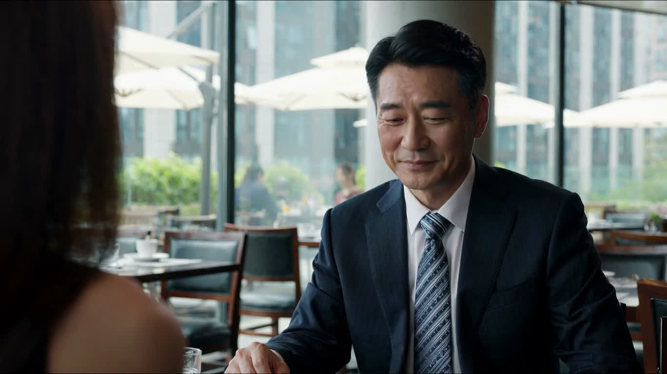 레스토랑 창가의 진솔한 대화