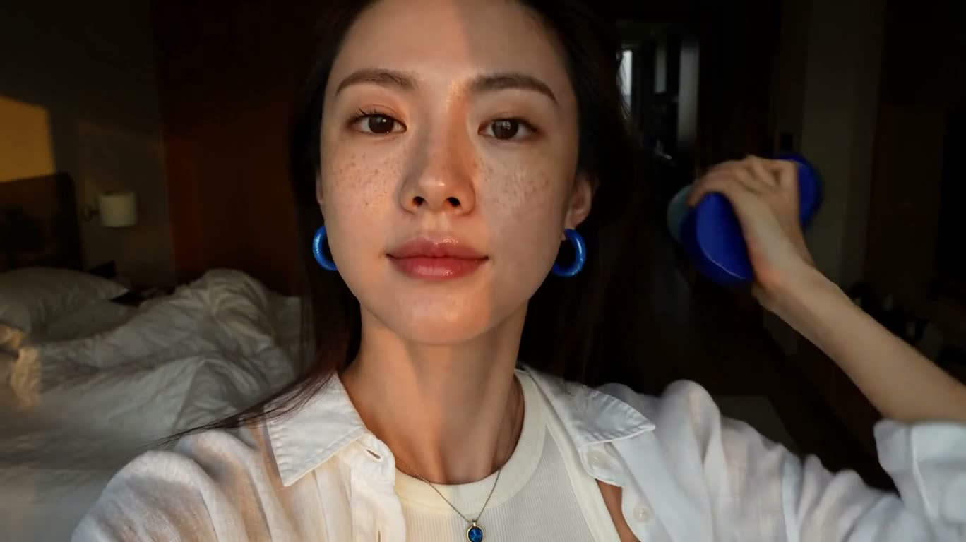 Ảnh selfie dưỡng da trước giờ ngủ dưới ánh hoàng hôn vàng
