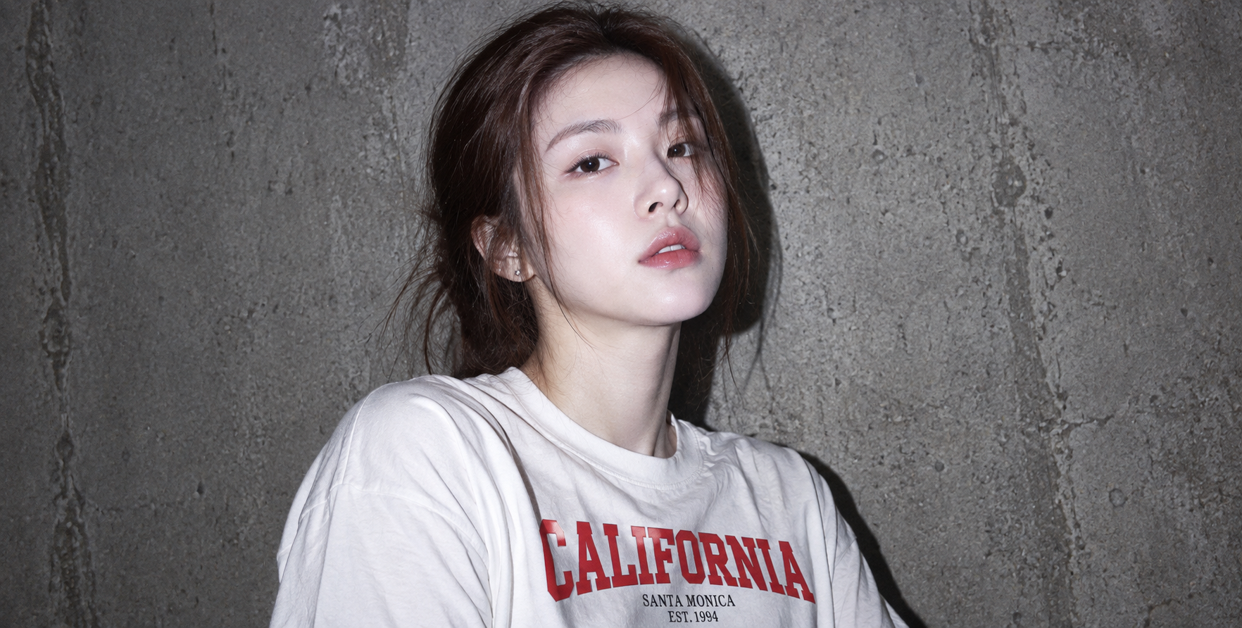闪光灯下的加州女孩街头时尚人像 — AI image creation