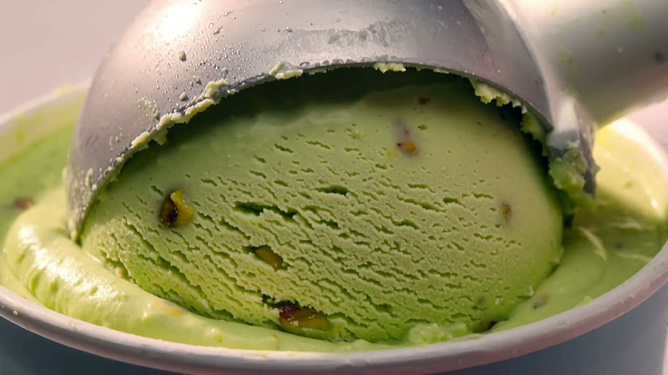 开心果 gelato 蜂蜜花饰甜筒 — AI video creation