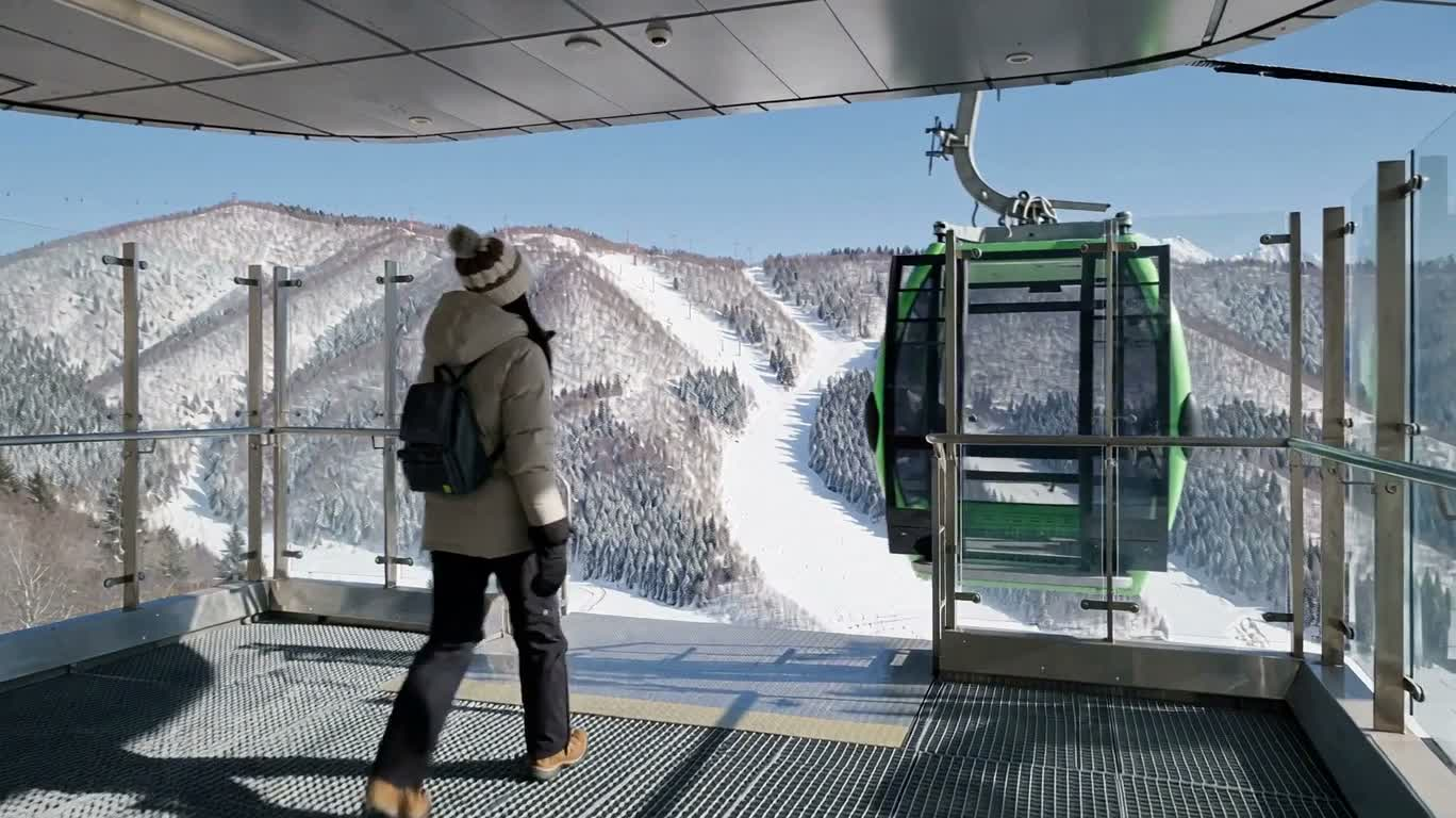 雪山缆车之旅 — AI video creation
