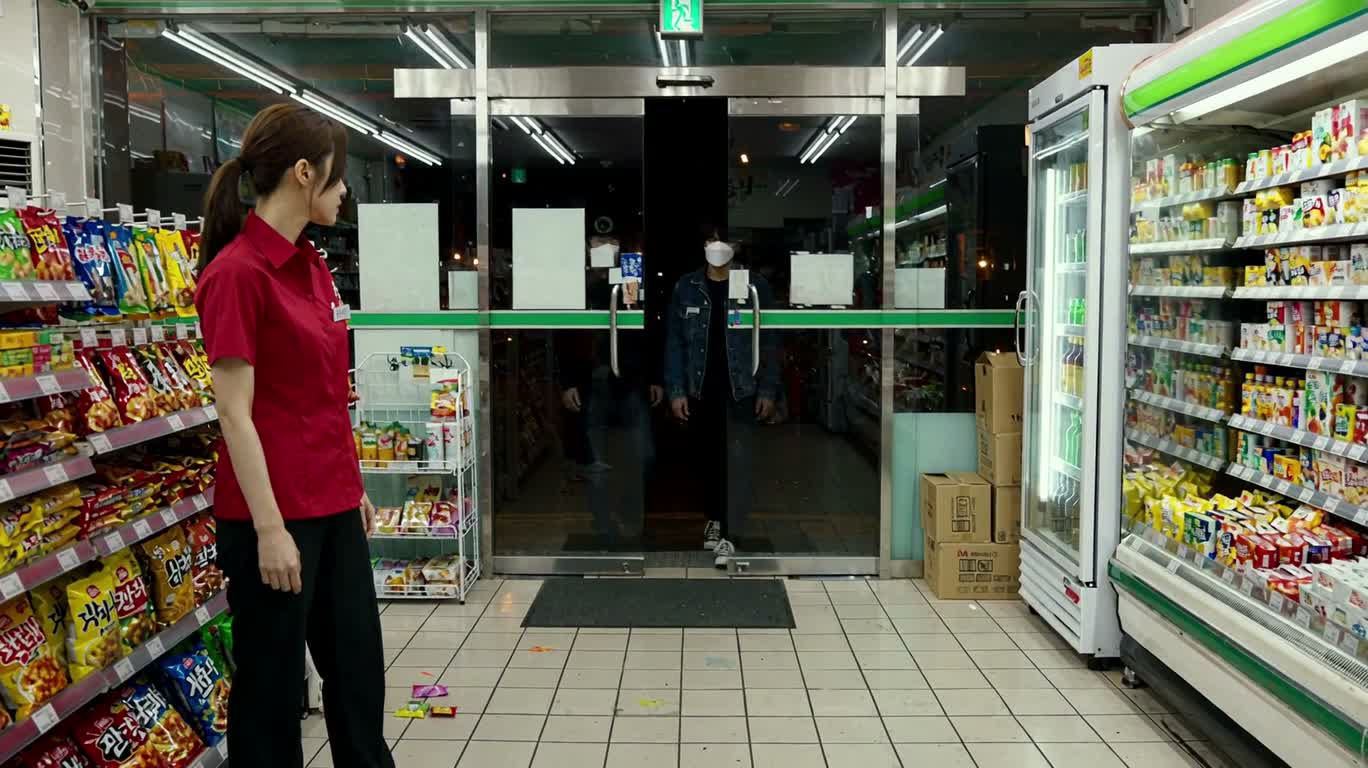 便利店里的冷静反击 — AI video creation