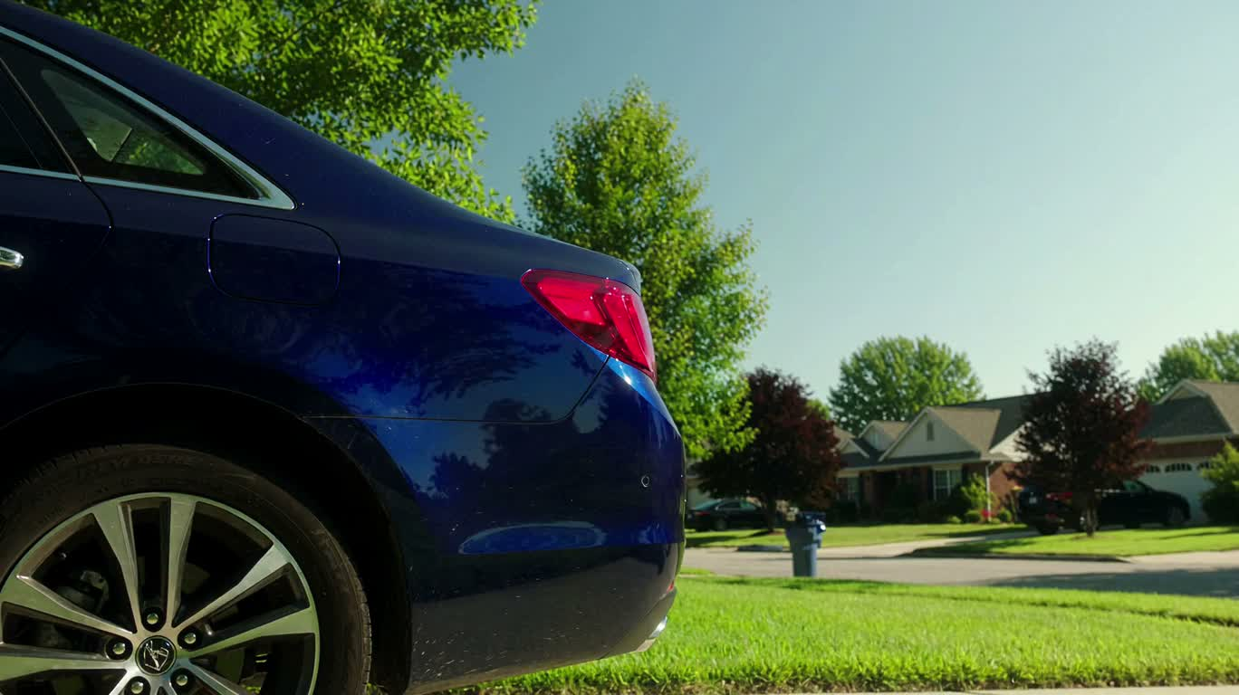 飛んできたボールが車に当たった後の静かな街 — AI video creation