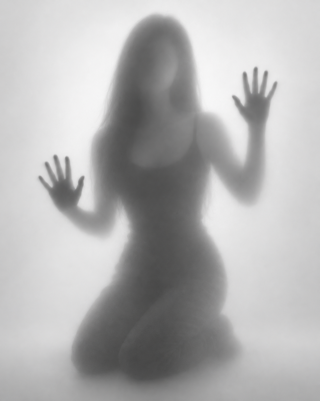 Art de silhouettes adultes en noir et blanc derrière un verre dépoli — AI image creation
