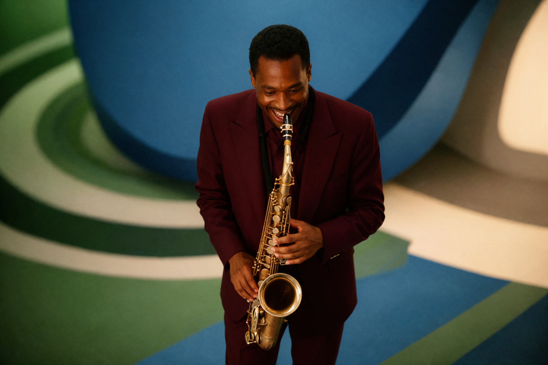 Musicien de jazz africain adulte · Pause mélodique · Tourbillon d'objectif vintage