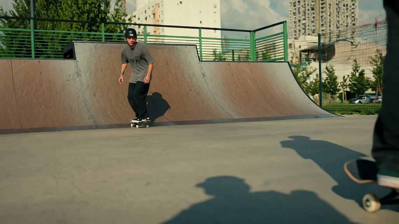 城市滑板飞跃 — AI video creation