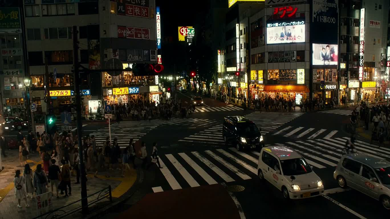 霓虹雨夜十字路口