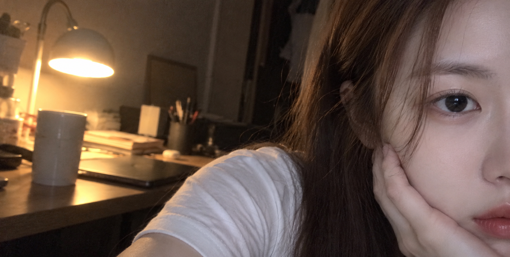 Ảnh selfie điện thoại chân thực cận cảnh má phải