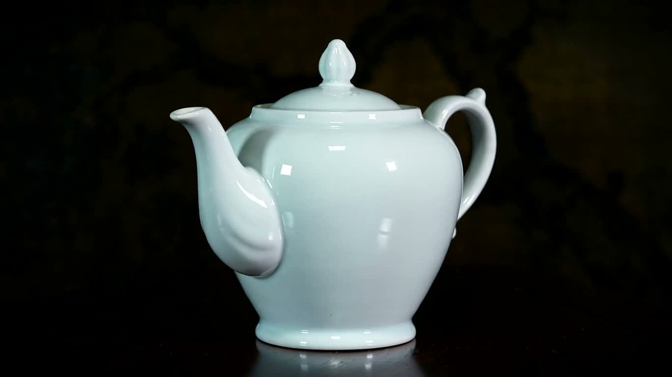 Théière en porcelaine blanche dans une nature morte