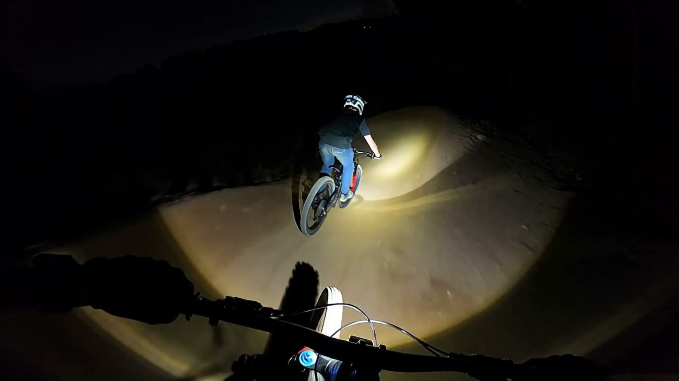 黑夜山地车飞跃弯道 — AI video creation