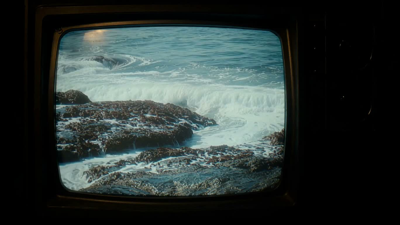빛바랜 옛 TV 속 파도와 암초