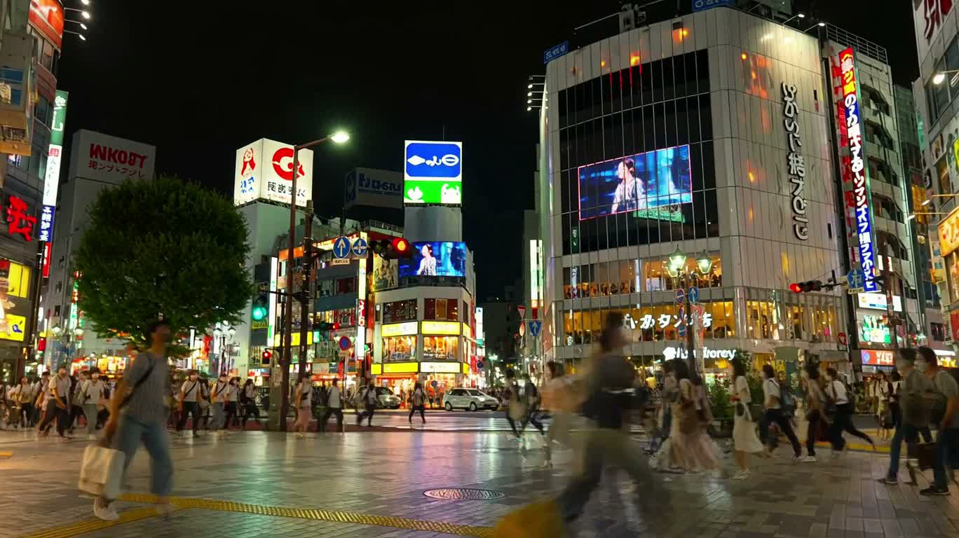 雨夜霓虹十字路口