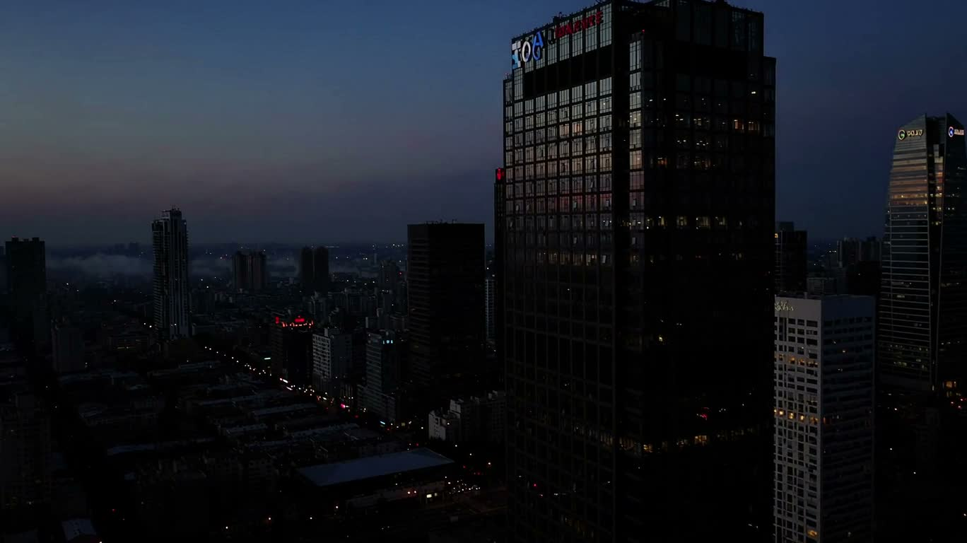 Éveil de la ville avant l'aube