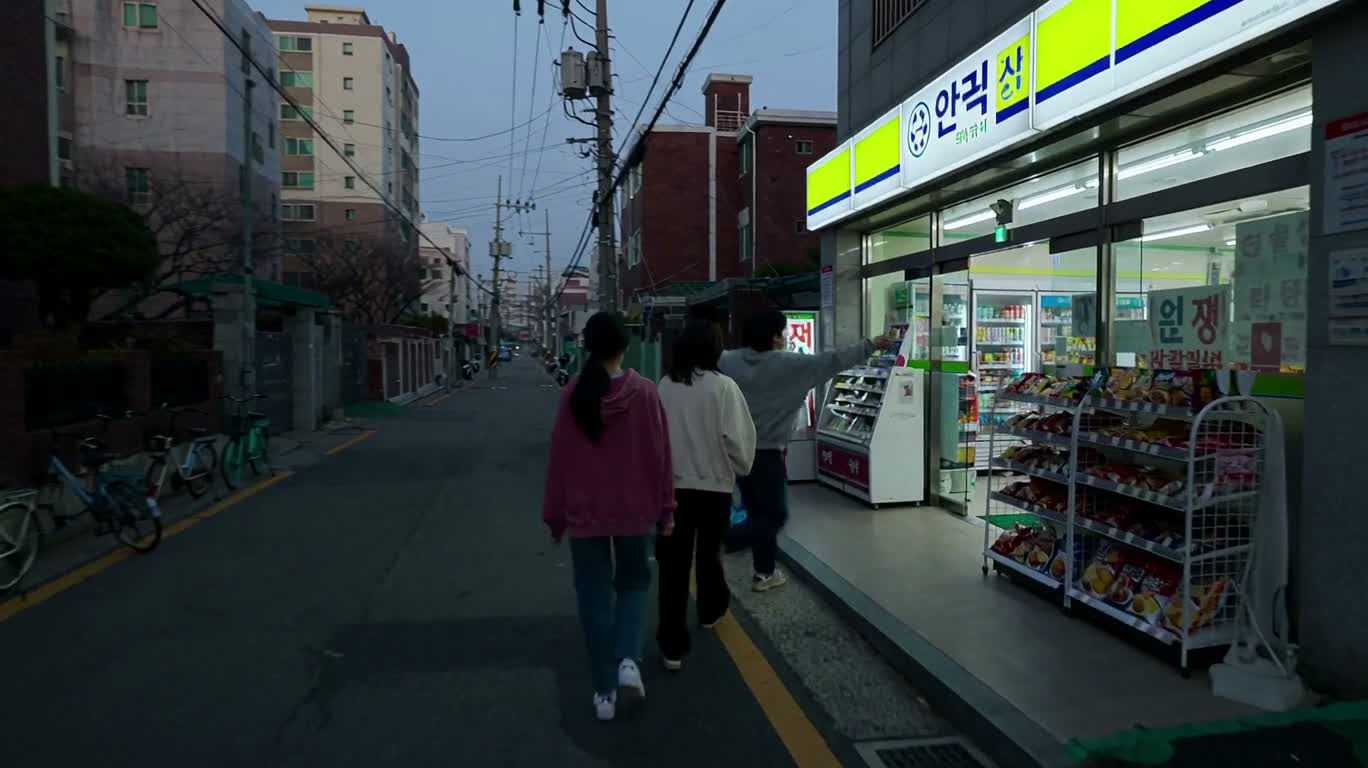 便利店外的迷你DV青春夜 — AI video creation