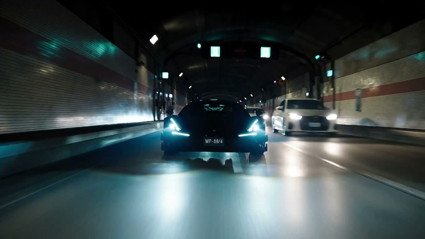 トンネルを疾走する黒いスポーツカー — AI video creation