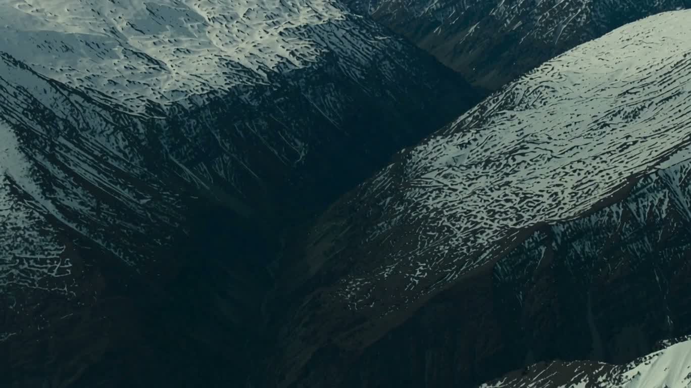雪山峡谷仰拍