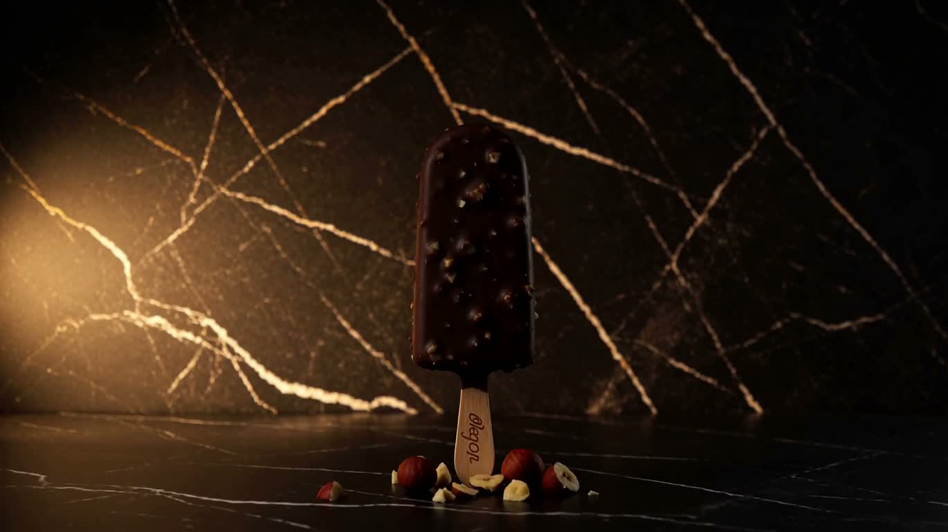金色大理石上的榛果巧克力冰淇淋 — AI video creation