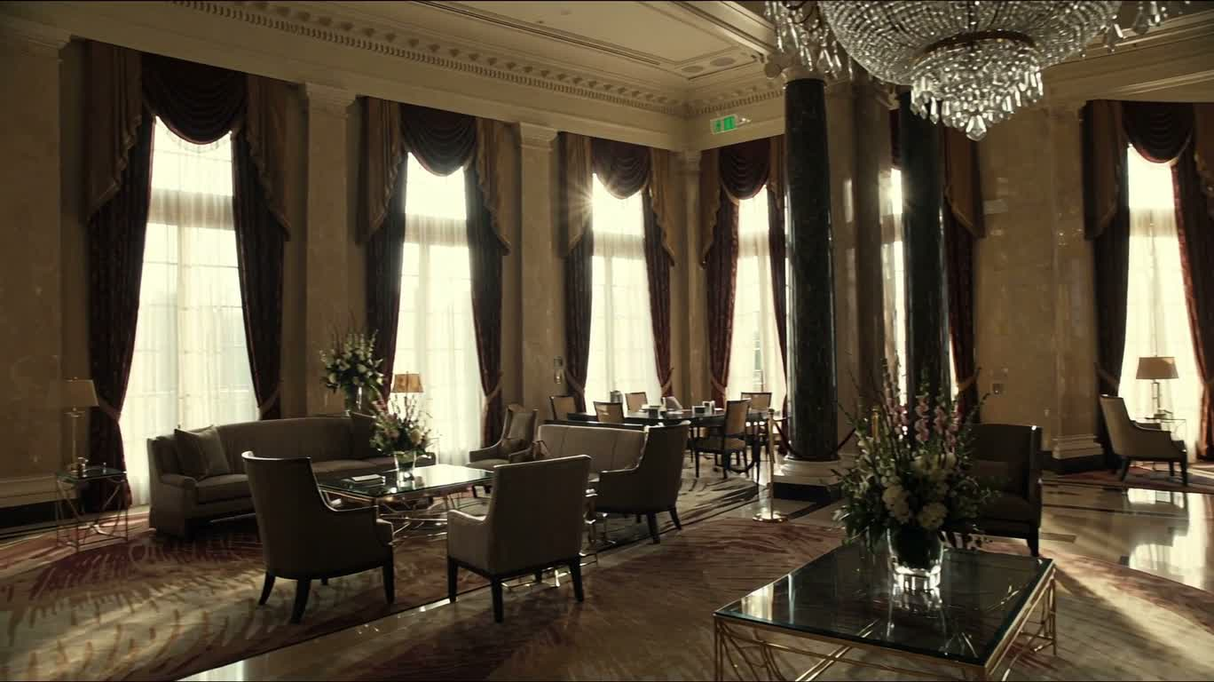 Lobby d'hôtel de luxe sous un lustre en cristal — AI video creation