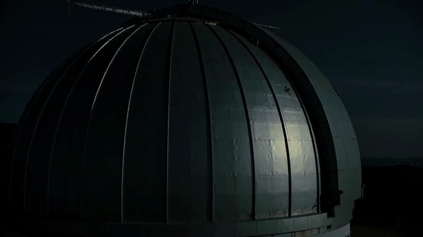 Dôme d'observatoire sous un ciel étoilé paisible